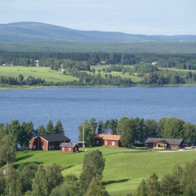 Hembygdsgården i Örträsk är vackert belägen på Näsberget, en udde som sticker ut i sjön.