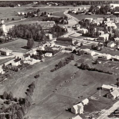 Flygfoto över Bjurholm Förlag: Anderssons Bok & Pappershandel, BjurholmSkickat 28/9 1961Ägare: Åke Runnman9x14