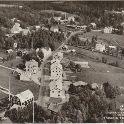 Flygfoto över Bjurholm Förlag: Anderssons Bok- och Pappershandel, Bjurholm, Tel. 9E 1608OcirkuleratÄgare: Åke Runnman9x14