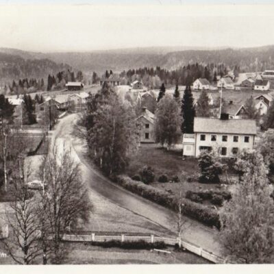 Vy över Bjurholm Förlag: Forsbergs Kiosk, Bjurholm, tel. 285Poststämplat 19/9 19??Ägare: Åke Runnman9x14