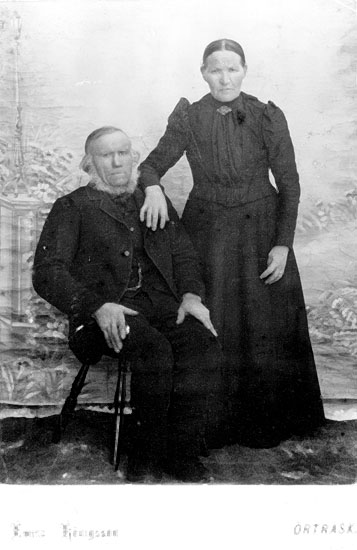 Bonden Anders Andersson, född 1833, och hans hustru Maja Stina Johansdotter, född 1843. Boende på "Backa", Norrström, Ström, Bjurholm.
Fotoägare: Otto Nilsson, Ström.
