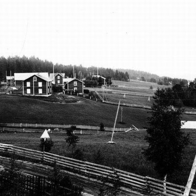 Vy över Örträsk, Inibyn. På bilden ser man Artur Karlssons gård med bagarstuga, kronojägarbostället, Algot Viklunds hus. Längst till höger Ida Johanssons pensionat, delvis skymt av träd.