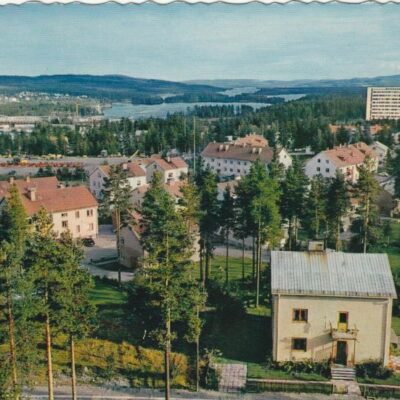Lycksele. Utsikt från vattentornet
AB GRAFISK KONST
Poststämplat 27/10 1964
Ägare: Åke Runnman
10x15