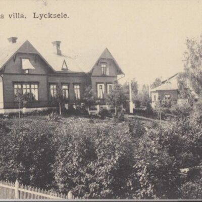 Holmsunds villa. Lycksele
Carl S. Bodéns Bok- & Pappershandel
Poststämplat 3/1 1918
Ägare: Åke Runnman
9x14