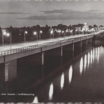 UMEÅ. Bron över Umeälv i kvällsbelysning
Pressbyrån 22247
Ocirkulerat
Ägare: Ivar Söderlind
10x15