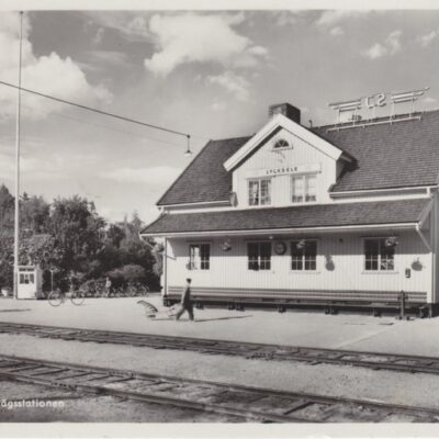 LYCKSELE. Järnvägsstationen
Pressbyrån 60454
Poststämplat 1954-07-20
Ägare: Åke Runnman
9x14