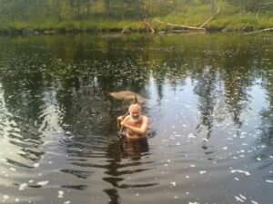 Rickard Eklund tar ett bad tillsammans med en av de skjutna älgarna