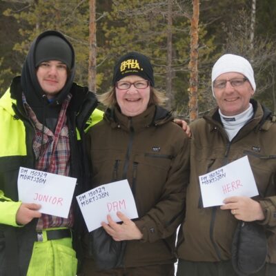 segrarna! Från vänster Robin Walter, Gunilla Ögren och maken Åke Ögren kan alla titulera sig distriktsmästare i pimpelfiske efter söndagens tävling på Mörtsjön utanför Örträsk.