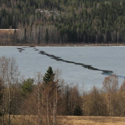 2014-04-26 Så har isen på sjön börjat röra på sig. Snart ligger sjön helt isfri. Foto: Elsebeth Wälivaara