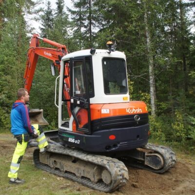 2014-08-26 I dag kom första grävmaskinen till Örträsk inför fiberdragningen. Erik grovjobbade och Fanny skötte grävaren. Foto: Åke Runnman