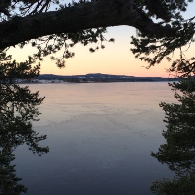 2015-12-13 Under det gångna dygnets kyla har nu isen lagt sig över hela sjön. Nedre delen av sjön isbelades i dag medan den övre delen har fått sin is allt eftersom under de senaste veckorna. Foto: Åke Runnman