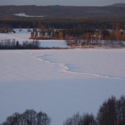 2017-01-24 Ni som kör skoter på Örträsksjön bör vara väldigt uppmärksamma då det parallellt med skoterleden över sjön har bildats en isvall som kan orsaka olyckor om man kör för fort.