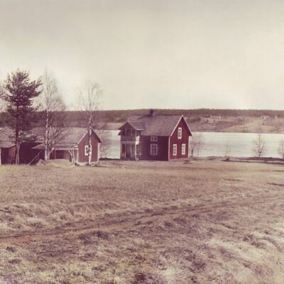 Juli 2005 En efterlysning! Bilden visar ett hus på "Oskars-Näset" på Västra Örträsk.  Kortet finns hos Karin Svensson. Detta är ej utlagt Vem har tagit bilden? När är den tagen? Vilka är personerna som nämns? Finns det fler uppgifter om huset och personerna som bodde där? Kollar in gamla månadsbilder, när jag upptäcker att våran stuga är med!  Vad jag vet har ingen av de nämnda personerna något med huset att göra, men jag kan ha fel. I detta hus bodde Julia Königsson när hon var gift för första gången. Hon och hennes man tog över det av hennes svärföräldrar, som jag inte minns namnet på just nu. Det såldes senare, minns ej till vem, men jag har det antecknat i stugan någonstans. Kommunen har också haft det i sin ägo, då arbetare som röjde sly runt sjön fick bo där. Därefter tog Lars Bjurenstam över, han avled även där. Dödsboet sålde huset till mig och min man juli 2001. Vi heter Anette och Stefan Dannelöv