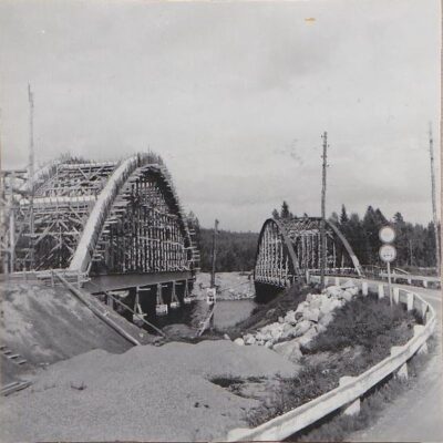 April 2014 Här kommer en bild som lånats ut av Sigrid Wikman (Nilsson) och visar bygget av bron över Örån omkring 1954.