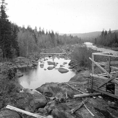 Januari 2014 Denna bild är tagen av Ossian Olofsson 1930 och visar en flottningsdamm i närheten av Vargträsk. Någon som vet mer om denna damm?