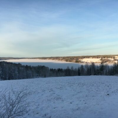 2017-11-16 Så har sjön fått sitt istäcke. Några små vakar och råkar syns men nu ligger isen Foto: Åke Runnman