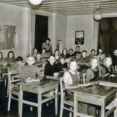 December 2017 Ett klasskort från klass 3-4 läsåret 1949/50 på östra sidan med Edit Andersson som lärare. Inskickat av Edgar Lycksell. Är det någon som vet namnen på eleverna?