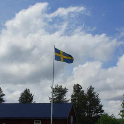 2020-06-06 En annorlunda nationaldag men flaggan vajade stolt över Örträsk. Foto: Åke Runnman
