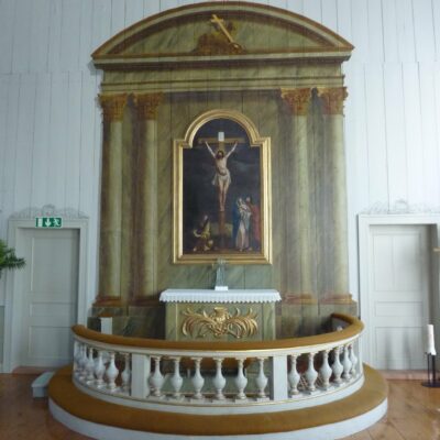 Kyrkans altartavla föreställer korsfästelsen och är målad av Pehr Fjällström år 1738. Den var tidigare altartavla i Lycksele, men skänktes till Örträsk när kyrkan invigdes där. I likhet med predikstolen är altaret och den arkitekturmålning som omger altartavlan rika på symboliska motiv.