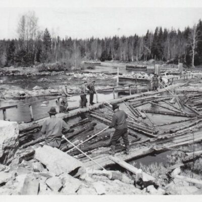 Oktober 2012. Tappning av virke till Storforsrännan. Dessa bilder är tagna av Tage Örestig i samband med flottning i Öreälven 1952. Är det någon som känner igen personerna på bilderna? Hör av er så fall.