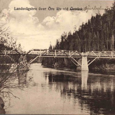 Landsvägsbro över Öre älv vid Örträsk (handskrivet Bjurholm). Poststämplat Bjurholm 22.2.30. Ägare: Åke Runnman. 9x14