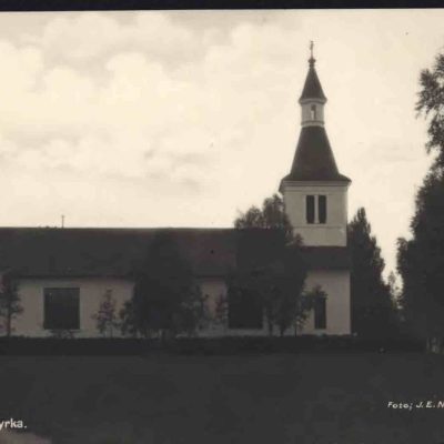 Bjurholms kyrka. Foto: J. E. Nahlin. Förlag: H. Långström. Ocirkulerat. Ägare: Åke Runnman. 9x14