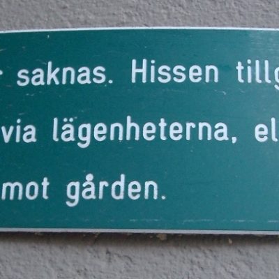 Juli 2023. Hittade denna skylt i en port nere i Malmö. Hur fastighetsägaren har tänkt är okänt. Foto: Åke Runnman
