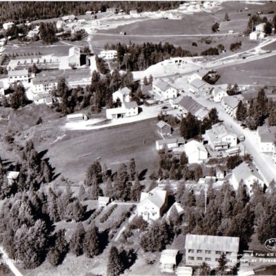 Flygfoto över Bjurholm 494/1958Förlag: Anderssons Bok & Pappershandel, BjurholmOcirkuleratÄgare: Åke Runnman10x15