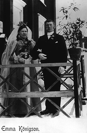 Brudparet bonden Olof Olofsson, född 1868, och hans hustru Anna Mathilda Persdotter, född 1876, Örträsk, farföräldrar till Carl-Gunnar Olofsson. Det hus de ägde är det röda som nu ägs av Göran Andersson.
Fotoägare: Bertha Olofsson, Örträsk.