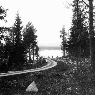 Gamla landsvägen i Örträsk, strax bortom Öhrmans hus, mot Lycksele. Vägen kallades Kärlekskroken.
