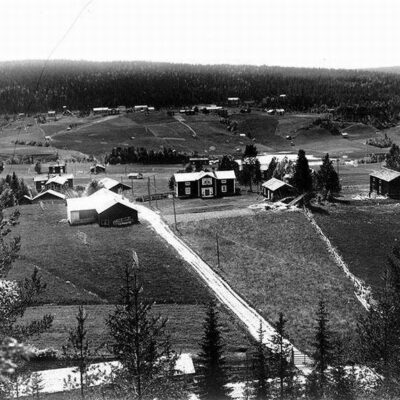 Utsikt från Malberget mot Fårberget.
På fotografiet syns Ankarströms gamla gård och gamla vägen till färjstället.