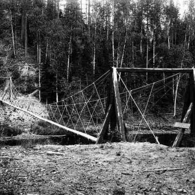 Hängbron över "strucka", som betyder starkt strömmande vatten utan fors, Öreälven, nedströms Storforsen. Hängbron byggdes under 1920-talet för att underlätta kommunikationerna för skogsarbetare. Jägmästare Åke Berg tjänstgjorde i Örträsk vid denna tid och var eventuellt initiativtagare.