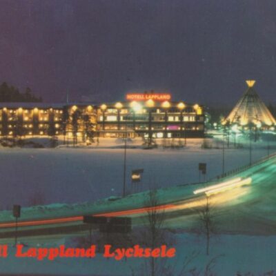 Hotell Lappland, Lycksele, Sweden
Copyright: Grönlunds Foto, Skansholm, Vilhelmina
Poststämplat 22/11 1993
Ägare: Åke Runnman
10x15