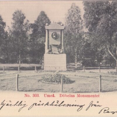 No. 303. Umeå. Döbelns Monumentet
Imp. F. W. H. & Co
Skrivet men ej daterat eller stämplat
Ägare: Åke Runnman
9x14