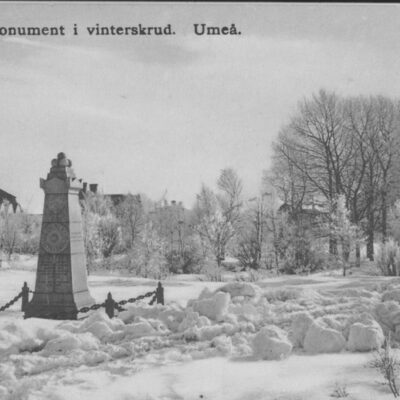Dunkers monument i vinterskrud. Umeå
Reinhold Hjortsbergs Pappershandel, Umeå
Skrivet men ej daterat
Ägare: Åke Runnman
9x14