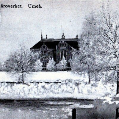 Elementarläroverket. Umeå
Reinhold Hjortbergs Pappershandel, Umeå
Poststämplat 25/12 1911
Ägare: Åke Runnman
9x14
