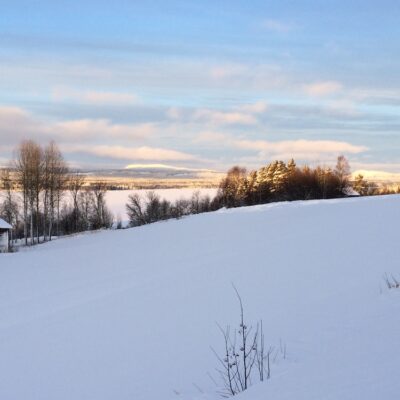 2015-02-08 En underbar vintermorgon med Stöttingfjället i bakgrunden Foto: Åke Runnman