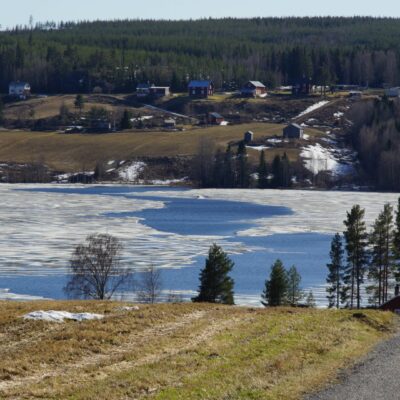 2018-05-07 En rejäl råk har öppnat sig kring Näsberget och inne i sjön är det mycket öppet vatten. Snart är sjön isfri. Både hussvala och ladusvala har siktats i byn så nu är det två svalor och då blir det väl sommar :-)  Foto: Åke Runnman