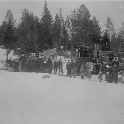 April 2011. Örträsk vårvintern 1913. Flottningsbåten under transport till Örträsksjön.