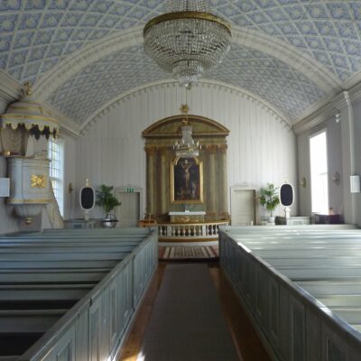Kyrkorummets fina proportioner, stilenliga inredning samt svala och återhållsamma färgskala samspelar till en harmonisk helhet. Det tunnvälvda taket är i sin helhet bemålat med ett kassettmönster i skenperspektiv, medan korväggen pryds av ett arkitekturmåleri.  Målarmästaren Carl Erik Holmström var född i Lycksele 1815, men verksam i Stockholm. Även i Lycksele kyrka anlitades han för liknande målningar i tak och kor, men där återstår bara delar av arkitekturmålningen i koret efter flertalet efterföljande restaureringar, medan Örträsks interiörmåleri är helt intakt.
