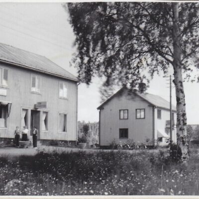 December 2015. Som decemberbild blir det kanske lite nostalgi för gamla Örträskbor. Bilden är tagen av Gunnar Egervall och utlånad av Staffan Egervall. Bilden är tagen under 1940-talet.  Vad som syns på bilden är väl ganska tydligt, men kan det komma in några berättelser om vad som hände i husen?