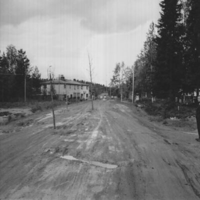 Juni 2015. Görel och Håkan Sandell har hittat ett foto taget av Hilding Svensson i samband med ombyggnaden av nuvarande Storgatan genom byn.
