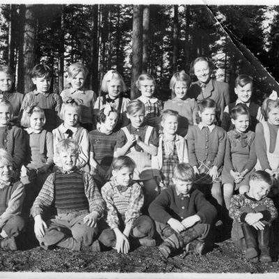 Klass 1-2, från läsåret 1950-51. Lärare Thea Jonsson, hennes sista läsår som lärare i Örträsk.  Beträffande namnen behövs hjälp där jag satt NN eller frågetecken: Bakre raden: Björn Egervall (2), Bernt Göransson (2), Karl-Gerhard Larsson (2), Gunilla Bergström (2), Kerstin Königsson (2), Marianne Smeds (2), Eugen Arvidsson (2), Evald Hellgren (2). Mellanraden: Gretel Jansson (2), Ella Gustavsson ? (2), Lilian Johansson (1), Karin Nilsson (1), Anna-Greta Holmgren (1), Margot Hellgren (1), NN, Lilian Lindström ? (2), Margit Lindström (1), Anna-Lisa Malm (1), Inger Rolandsson (1) Främre raden: Ingemar Larsson (2), Josef Andersson (2), Sivert Nyström (2), Stig Jonsson (2), Stig Ankarström (1) Saknas: Lilian Lycksell (2), Kurt Söder (1), Bengt Lycksell (1) och kanske flera.
