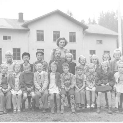 Klass 1-2, läsåret 1951-52, Lärare Elna Johansson, hennes första läsår som lärare i Örträsk. Med reservation för att fel kan förekomma: Bakre raden: Karl-Ove Jaede (?), Kurt Söder (2), Stig Ankarström (2), Bengt Lycksell (2), Anna Lisa Malm (2), Margot Hellgren (2), Inger Rolandsson (2), Lilian Johansson (2), Anna Greta Holmgren (2), Karin Nilsson (2), Margit Lindström (2). Främre raden: Jan Johansson (1), Siv-Britt Hansson Fagerdal (1), Anders Berg (1), NN (1), NN (1), Karl-Göran Svalberg (1), Erik Olof Öhrman (1), NN (1), Zaida Lycksell (1), Britt Rehnman (1), Görel Svensson ? (1)