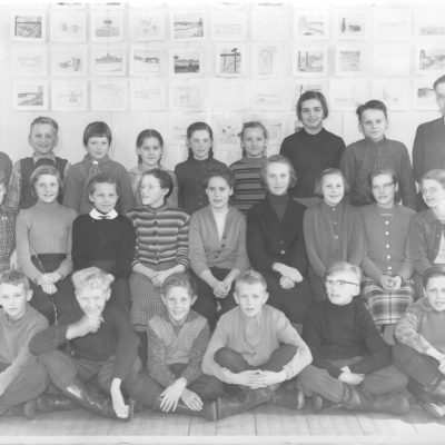 Klass 5-6 i Örträsk skola (Församlingshemmet) läsåret 1955-56. Lärare Felix Edén Bakre raden: Stig Ankarström (6), Lars Erik Vennberg (5), NN, NN, Margit Lindström (6), Görel Svensson ? (5), Anna Lisa Malm (6), Bengt Lycksell (6), Felix Edén. Mellersta raden: Margot Hellgren (6), Lilian Johansson (6), Britt Rehnman (5), Anna Greta Holmgren (6), Ulla Stina Öhman (5), Karin Nilsson (6), Inger Rolandsson (6), Siv-Britt Hansson Fagerdal (5), Zaida Lycksell (5) Främre Raden: Anders Berg (5), NN, Lars Rolandsson ? (5), Assar Jonsson ? (5), Jan Johansson (5), Karl-Göran Svalberg (5)