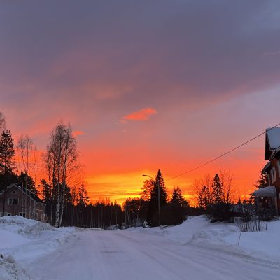 2022-01-16 I samband med dagens morgonpromenad fick Rossi och jag se denna glödande himmel över Örträsk Foto: Åke Runnman