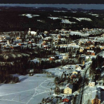 Flygfoto över Bjurholm. Svenska Aero-bilder AB. Poststämplat 1994-12-11. Ägare: Åke Runnman. 10 x 15